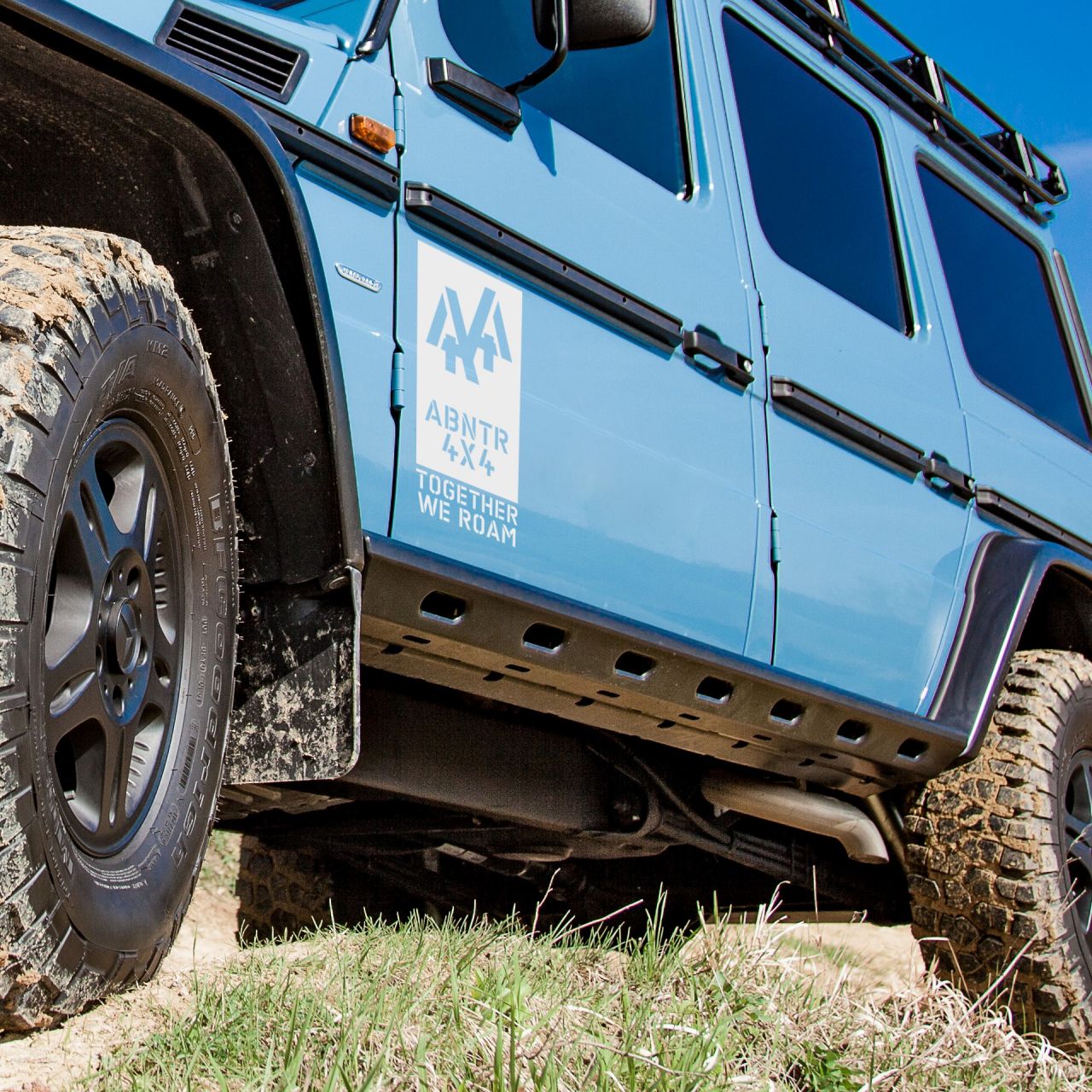 2 Stück große "ABNTR4X4" Aufkleber für Fahrzeugtüren "hull white"